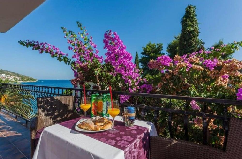 Splendid Double Bed Room With Balcony and Sea View