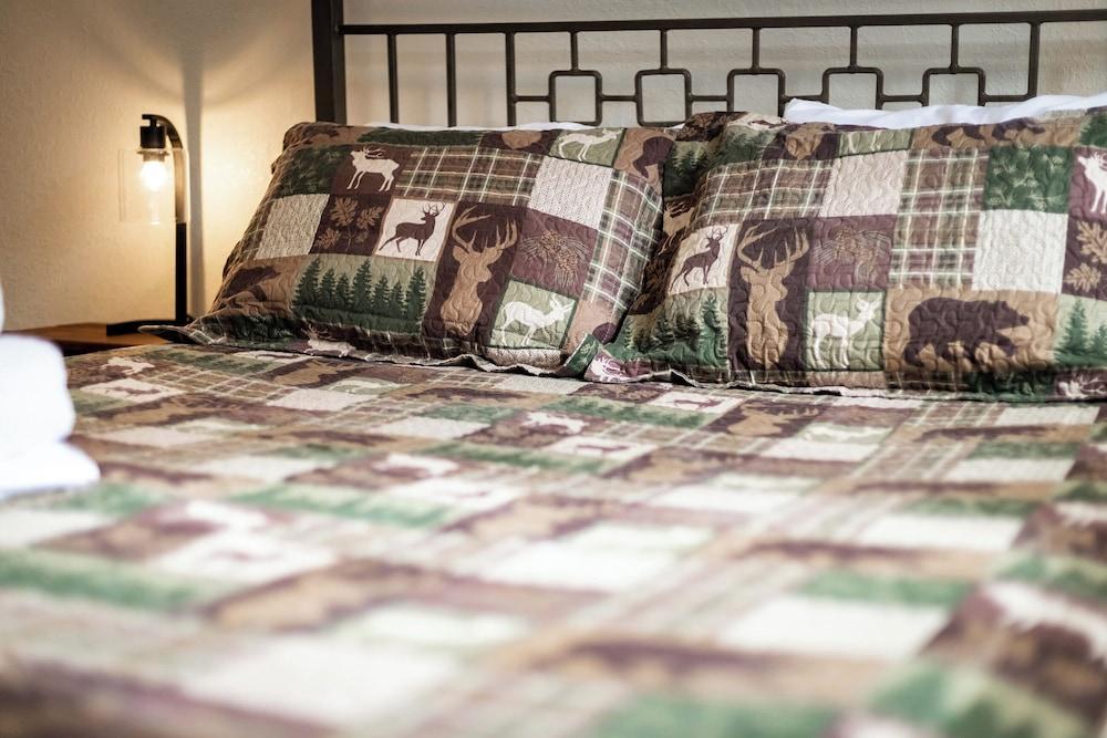 Whispering Pines Cabin - Family and pet Friendly Abode