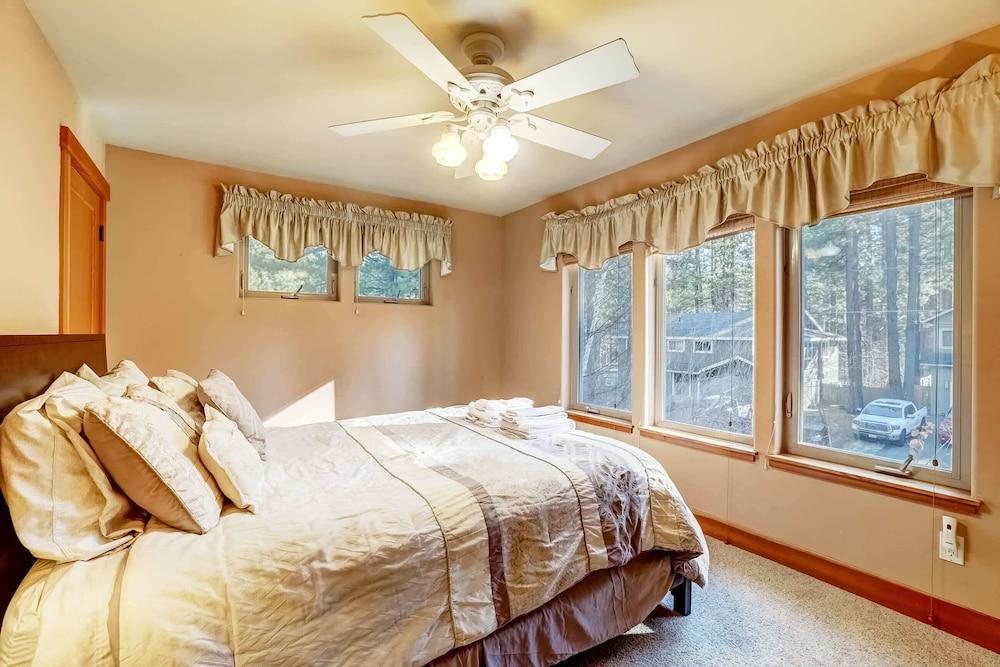 Stunning Forest Retreat - Walk to Upper Truckee River!