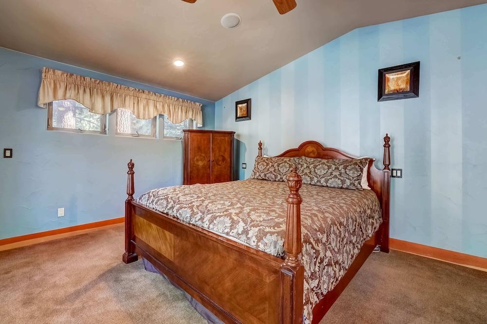 Stunning Forest Retreat - Walk to Upper Truckee River!