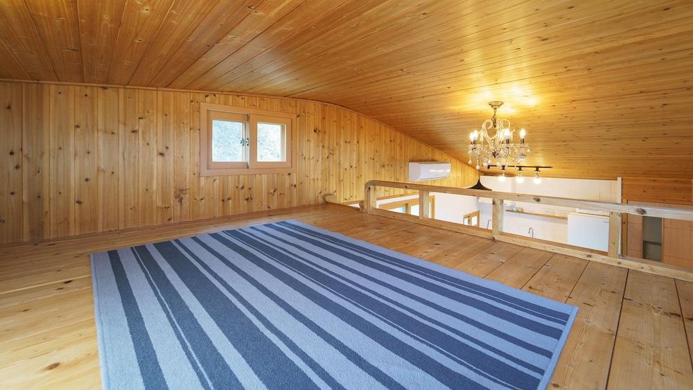 Sokcho Donbangseock Pension