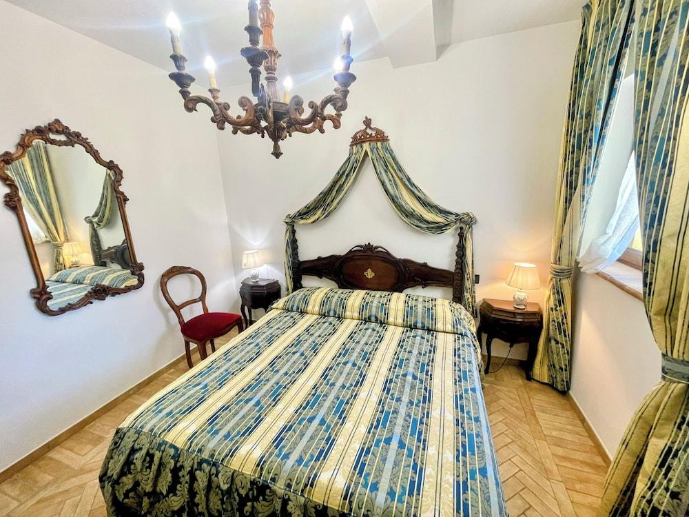 Pool, Jacuzzi and Events Room - Charming Villa in Umbria - Sleeps 24 - Lake View