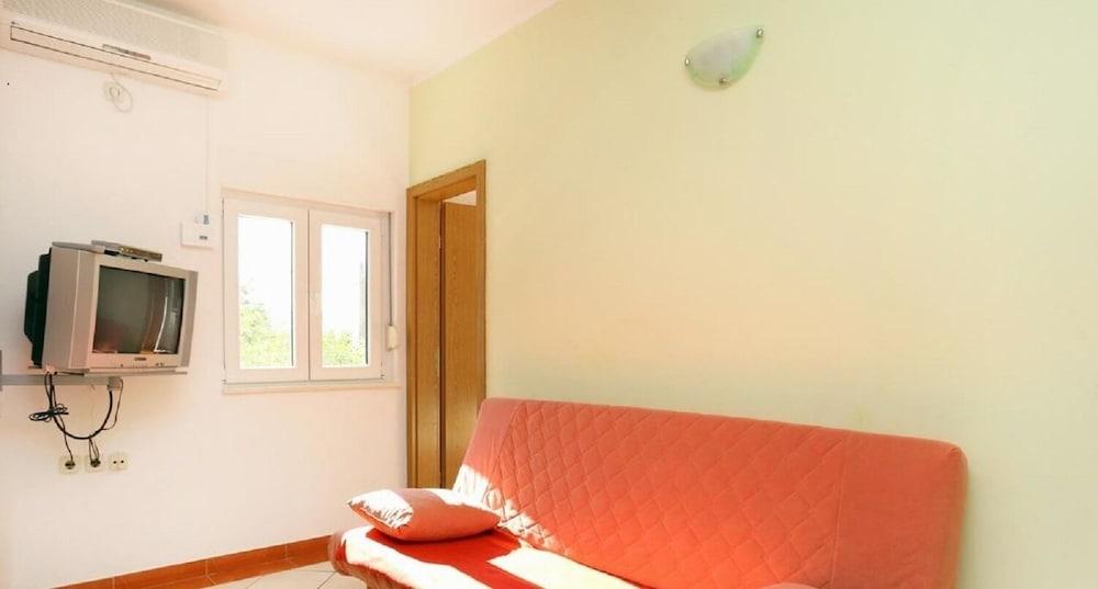 Neve - 100 m From Pebble Beach - A2