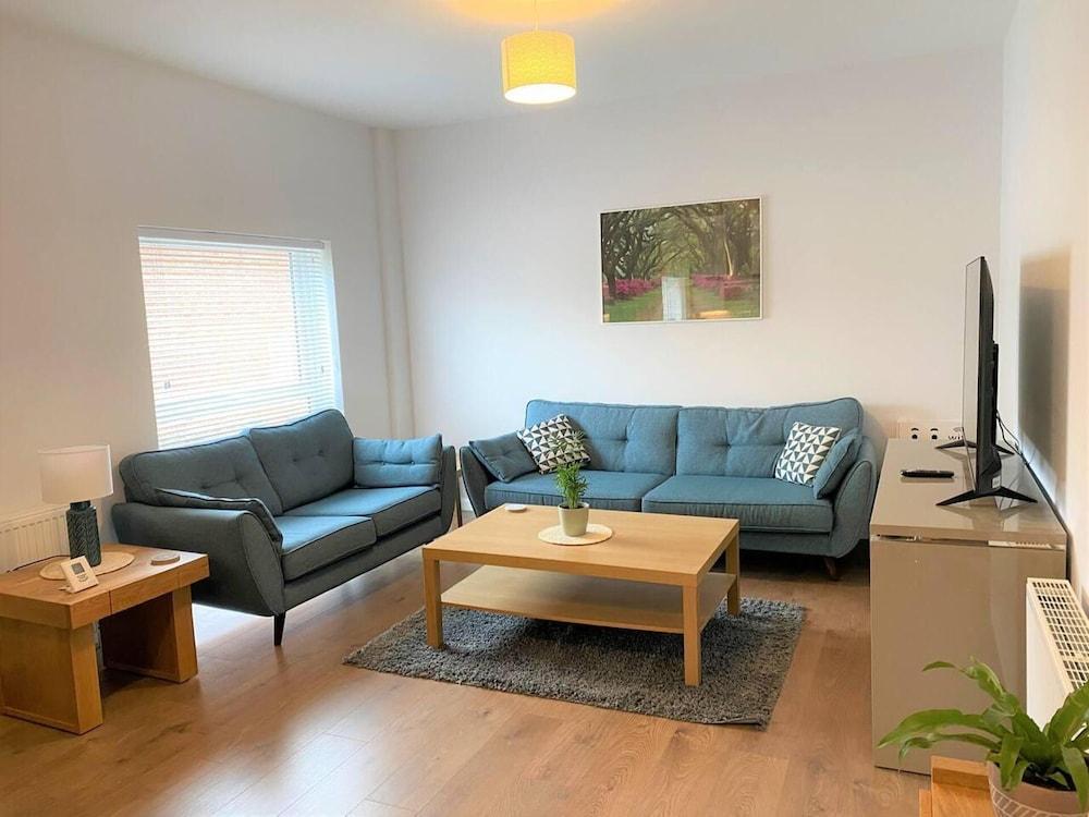 Luxury 2 bed Apartment Golden Triangle w Parking