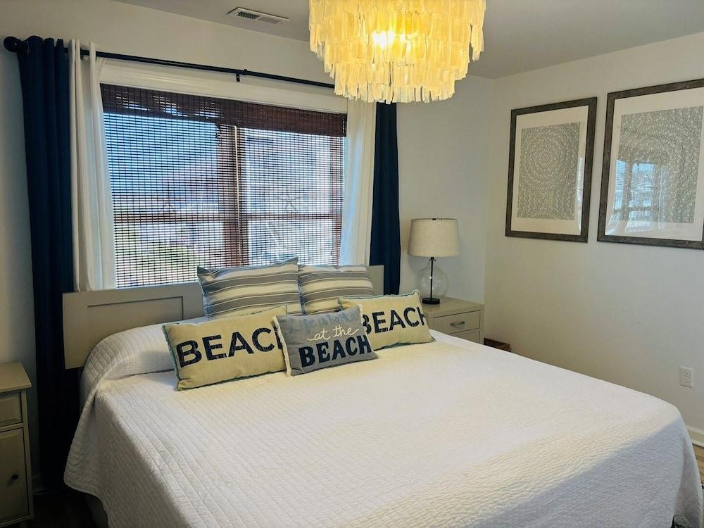 Blue Crab Cottage 4 Bedroom Home by RedAwning