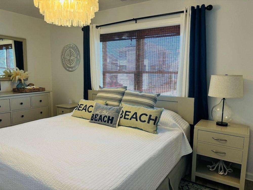 Blue Crab Cottage 4 Bedroom Home by RedAwning