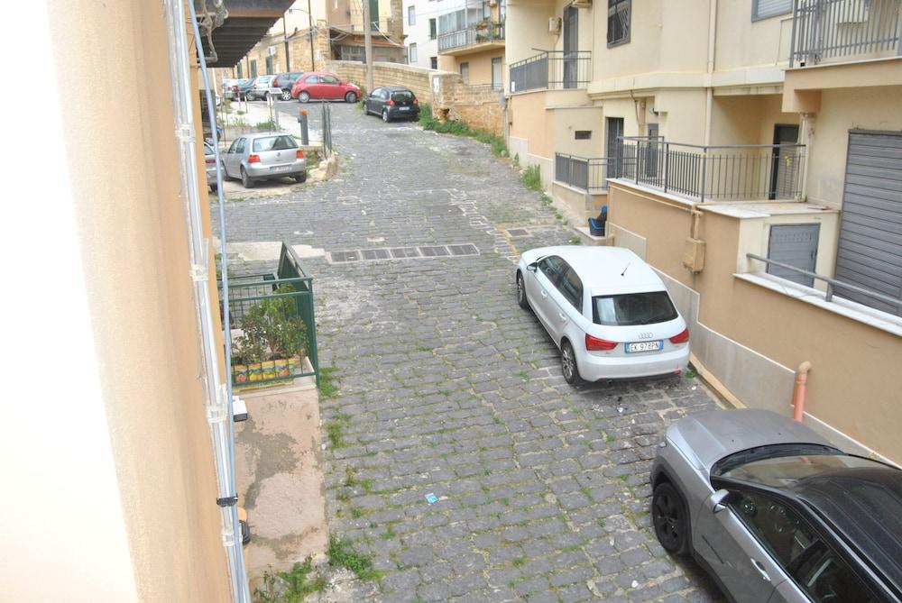 Agrigento Centre - 1-bed Apartment - Sleeps 4