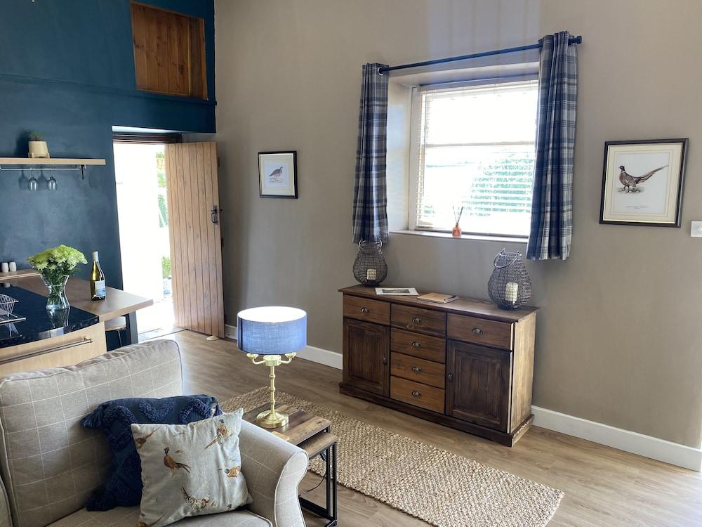 Luxury, Self-contained Country Cottage With View