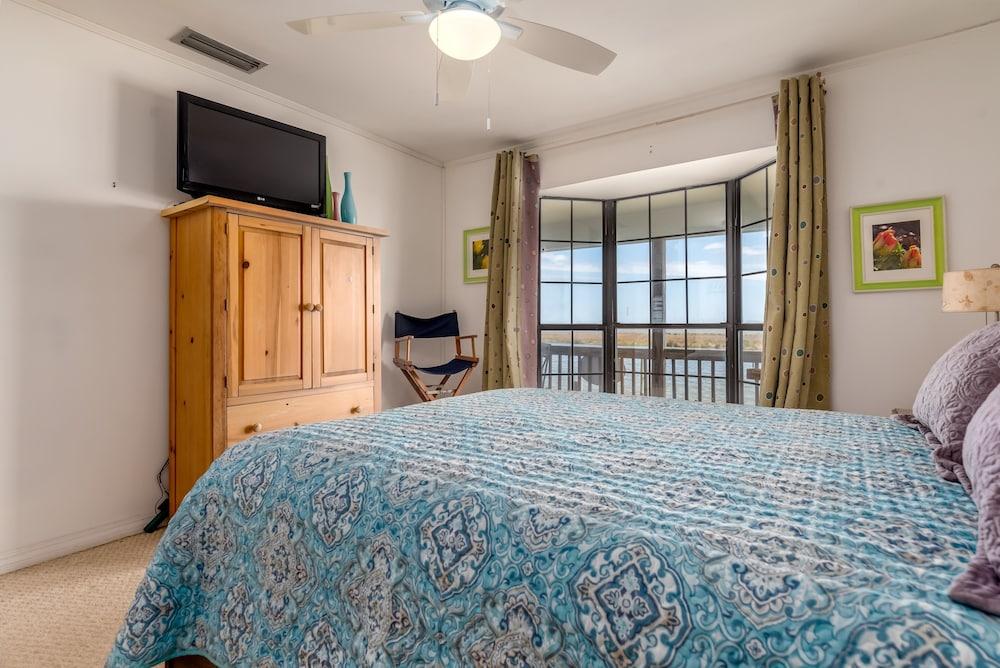 Blue Bayou - 1912 Cadillac 4 Bedroom Home by RedAwning