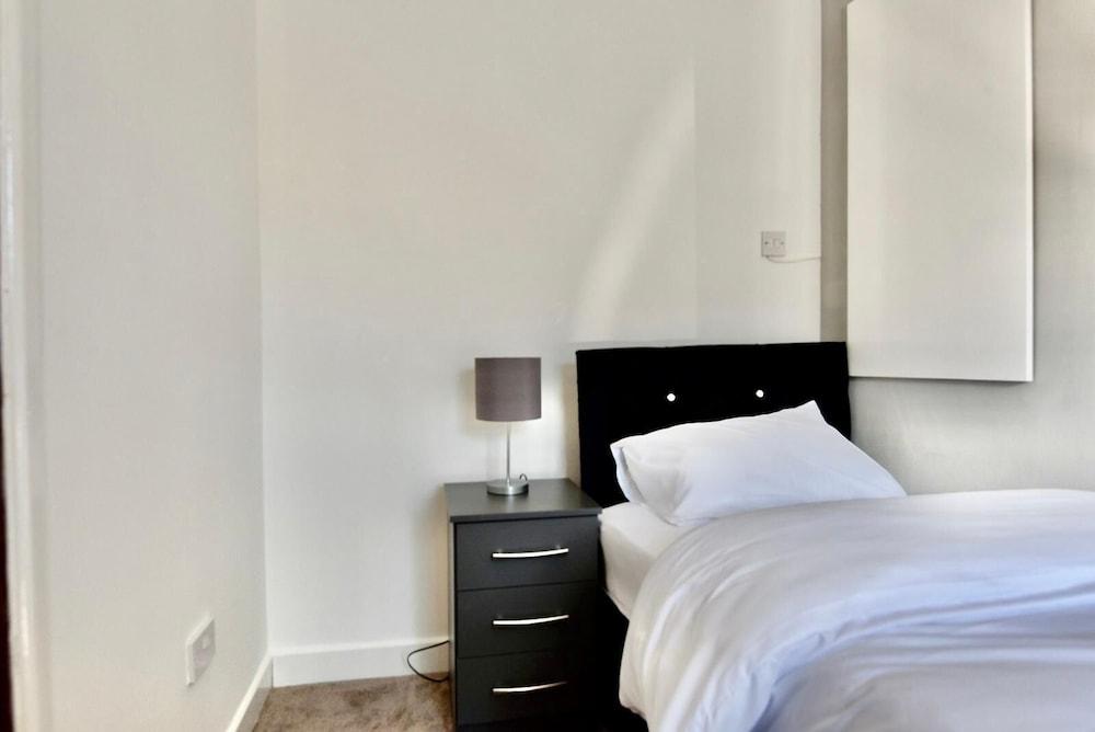 Cheer full 4 Bedroom House Train Station