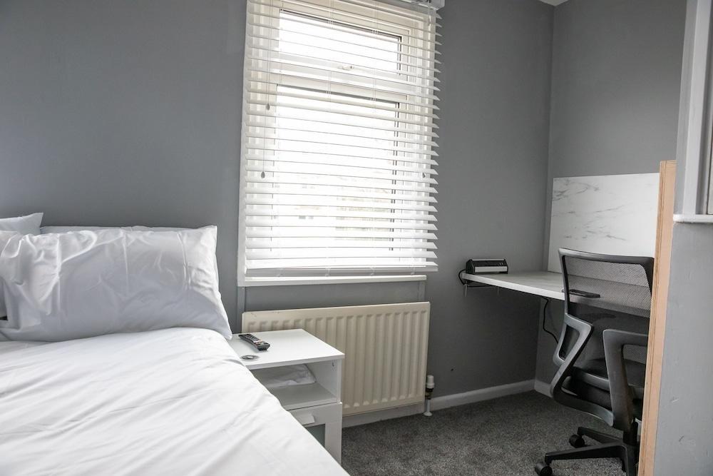 Beautiful Modern & Contemporary Home Close to City