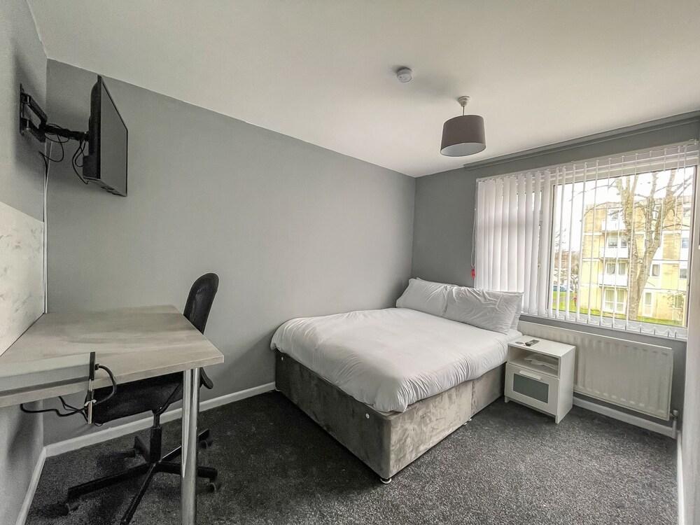 Beautiful Modern & Contemporary Home Close to City