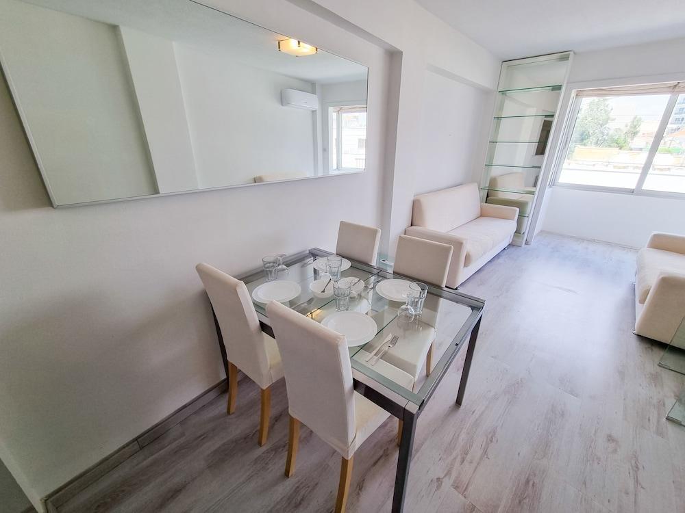 Cheer Up City Apartment