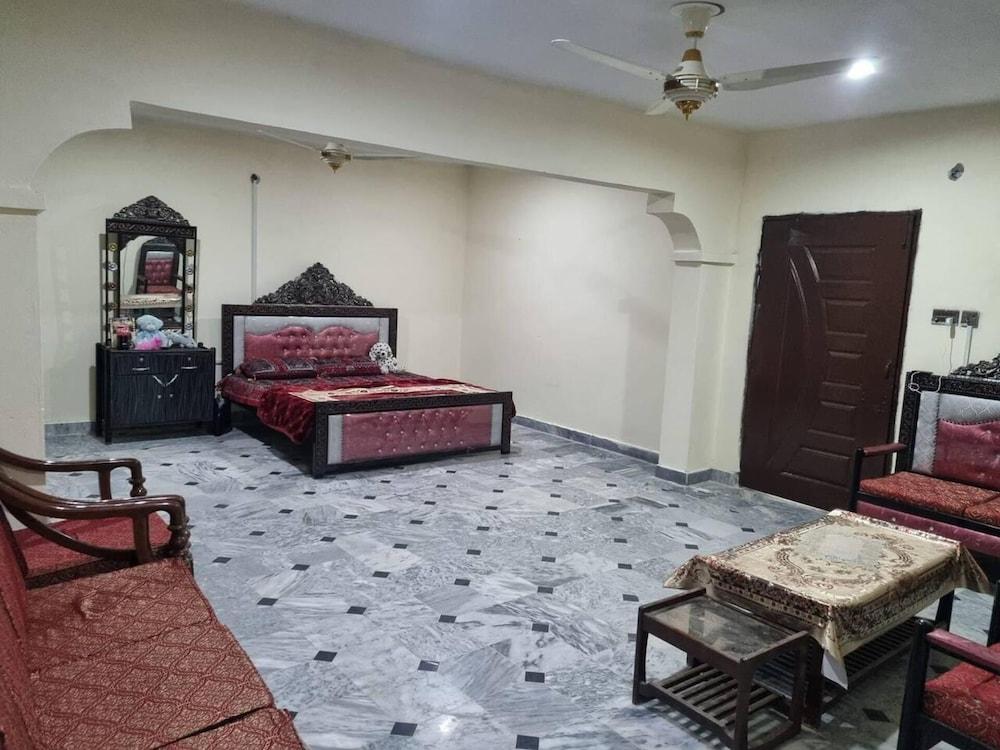 Gujar Khan - 3 Bed Apartment - Sleeps 6 - Parking