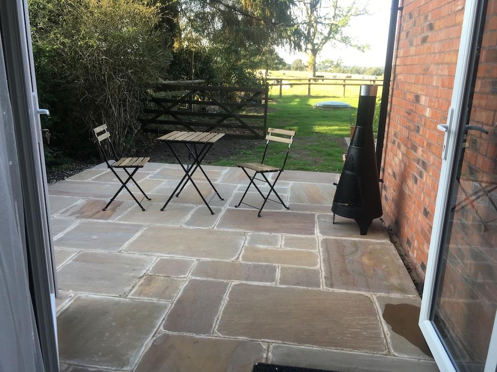 Private Entry Double Bedroom With Beautiful Views!