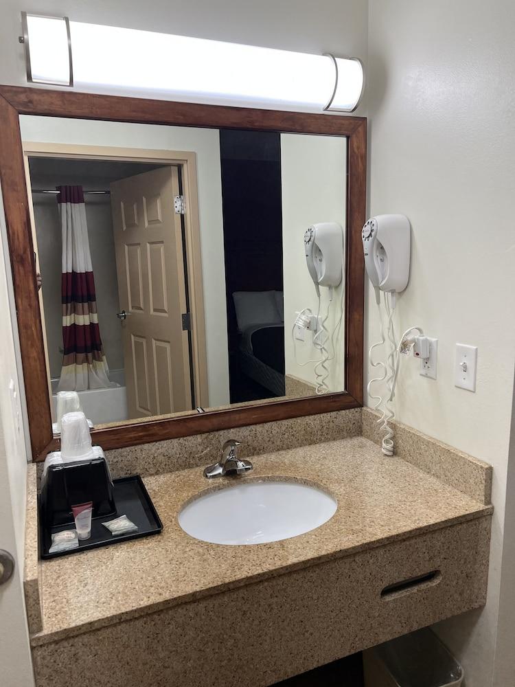 Saffron Inn & Suites