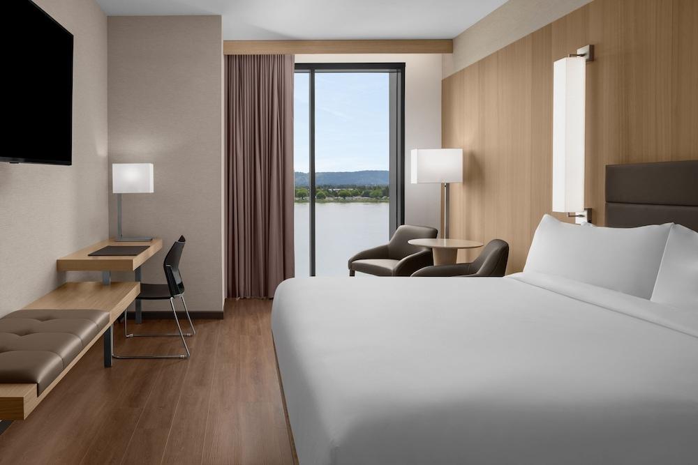 AC Hotel Vancouver Waterfront