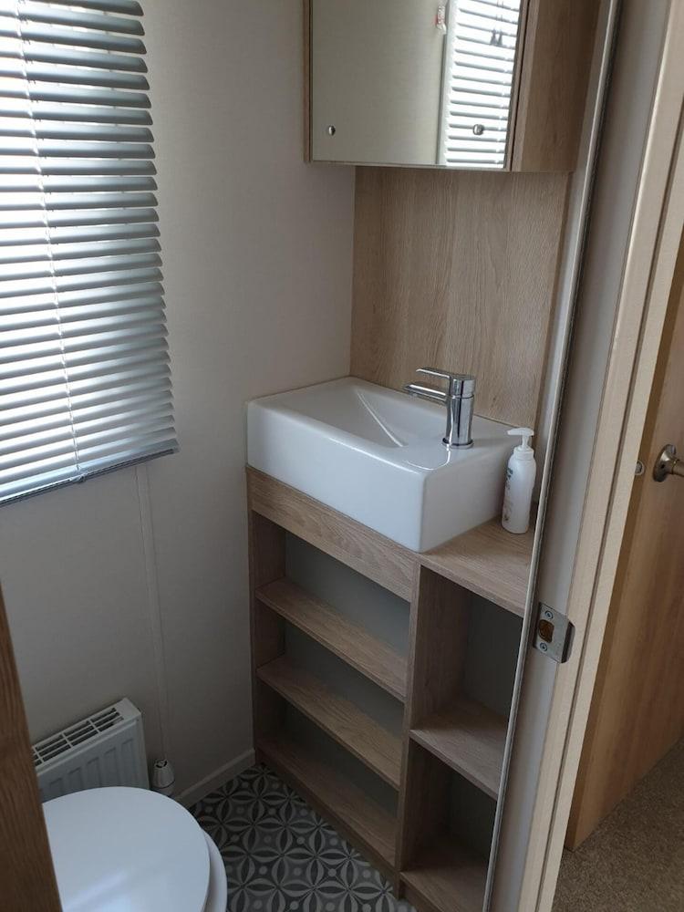 The Sea Breeze - Captivating Caravan in Camber