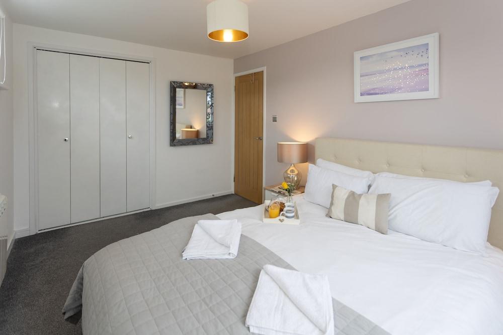 Stunning 2 bed Seaside Apartment With Sea Views