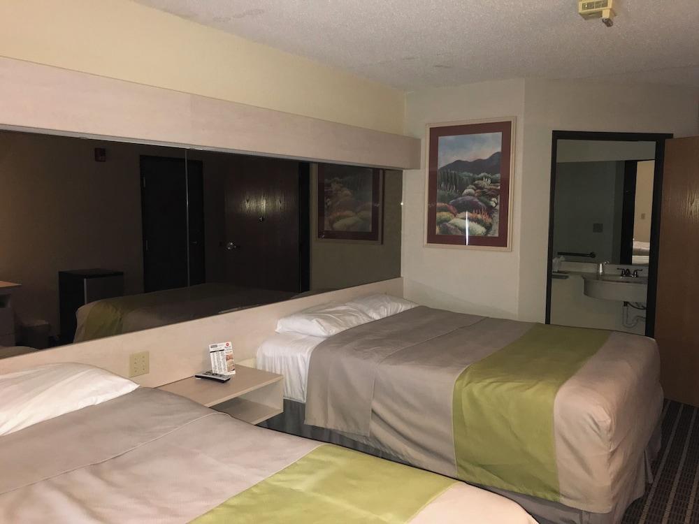 Chadron Inn & Suites