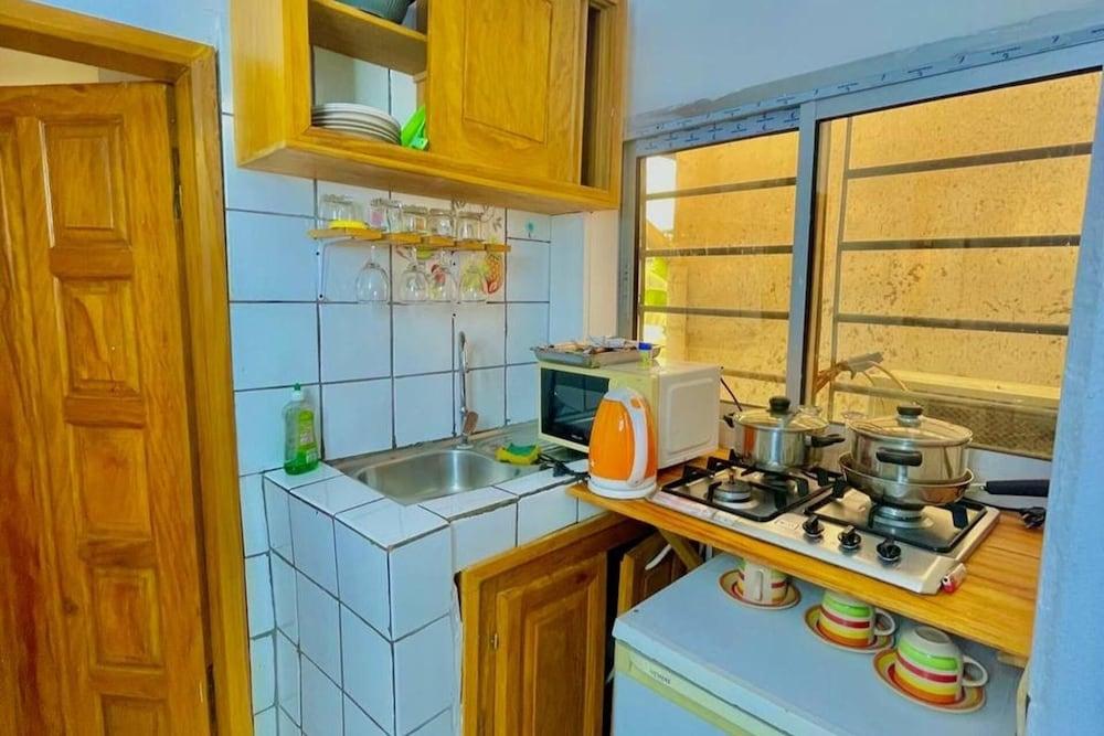 1 Bed Studio Sleeps 2 - Secure Parking, Central