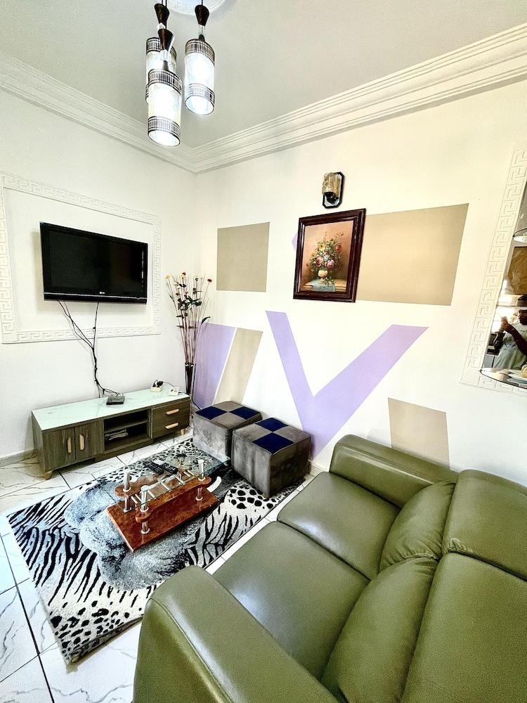 1 Bed Studio Sleeps 2 - Secure Parking, Central