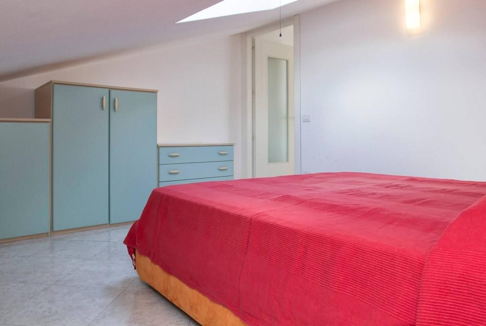 Emerald Apartment With Sea View