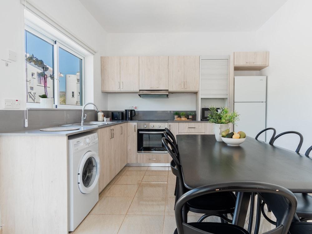 Sanders White Mountains - Inviting Villa With Pool