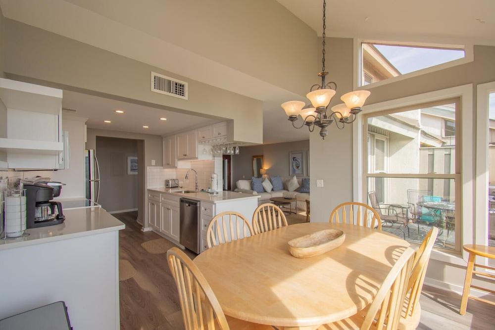 Sunny Condo w/ Gorgeous Ocean Views Near Beach Club, Tennis, & Sandbar