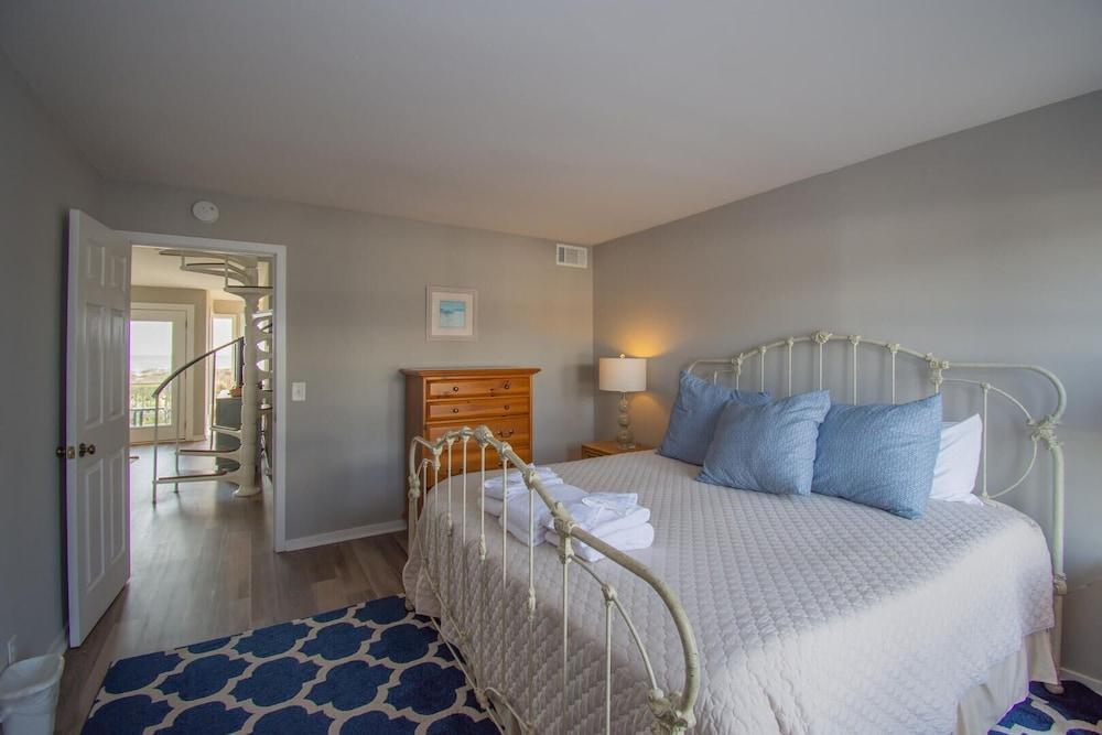 Sunny Condo w/ Gorgeous Ocean Views Near Beach Club, Tennis, & Sandbar