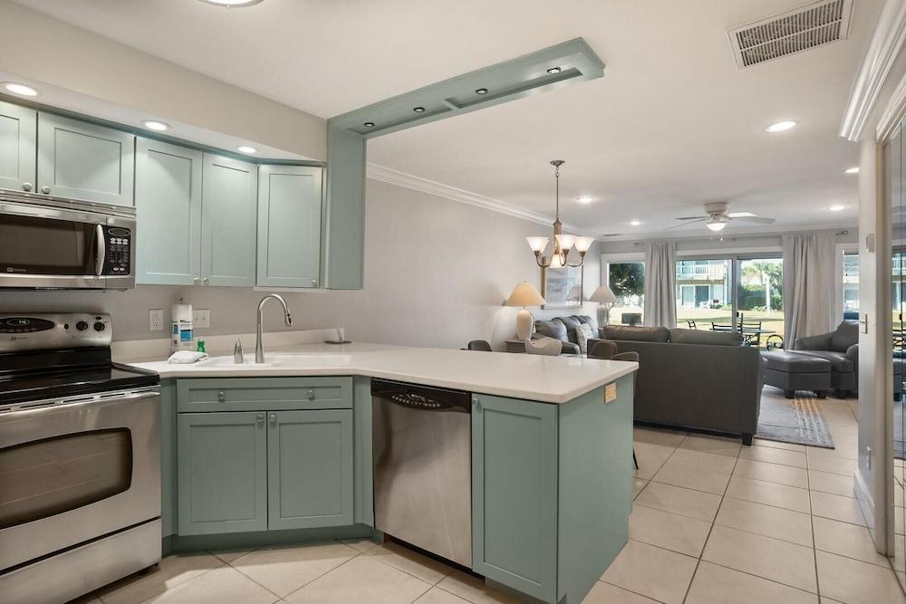 Newly Renovated 2 Bedroom Condo, Walking Distance to Beach, Tennis, and Pool!