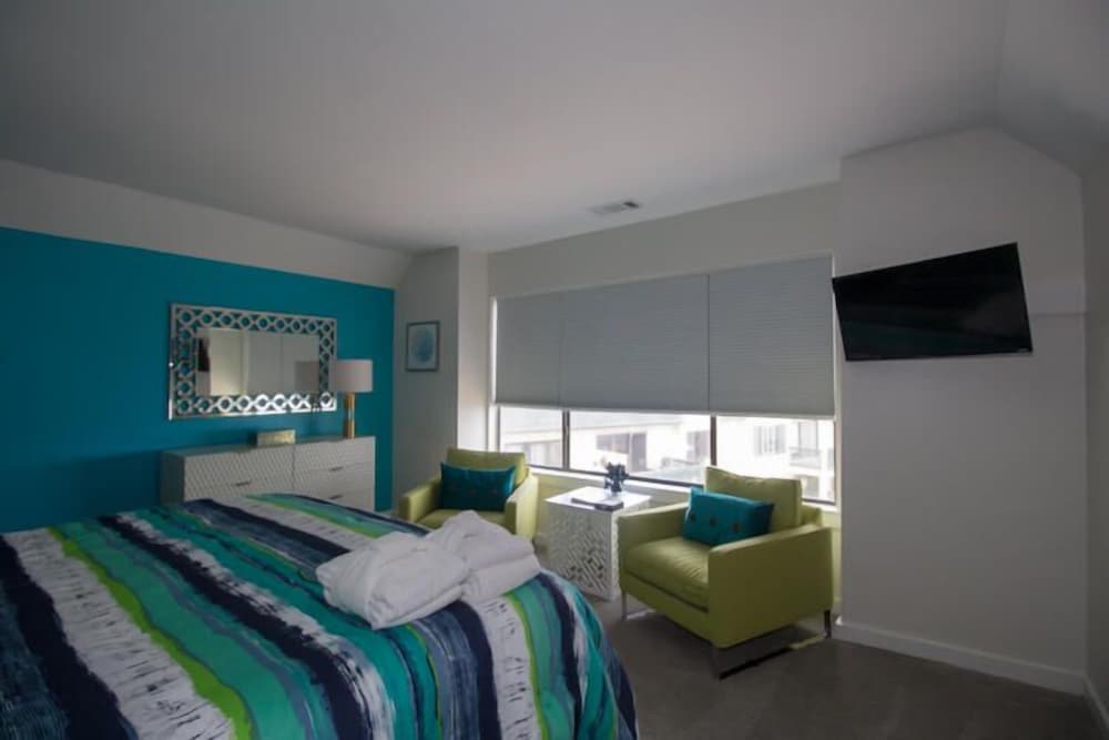 Bright Ocean View Condo Steps From Dining, Golf, Pool, & Beach