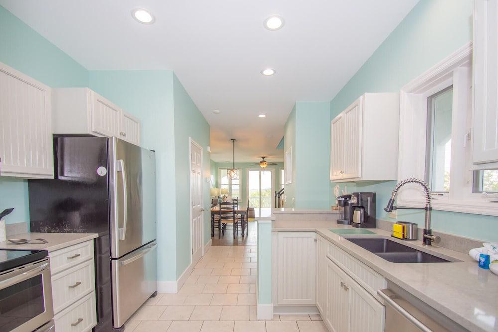 Lovely Bonito Home With Sunset Views, Balconies and Resort Amenities