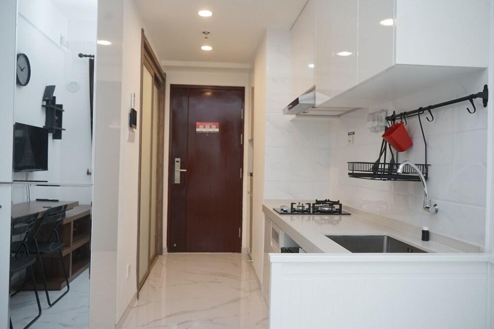 Lavish And Comfortable Studio At Sky House Bsd Apartment