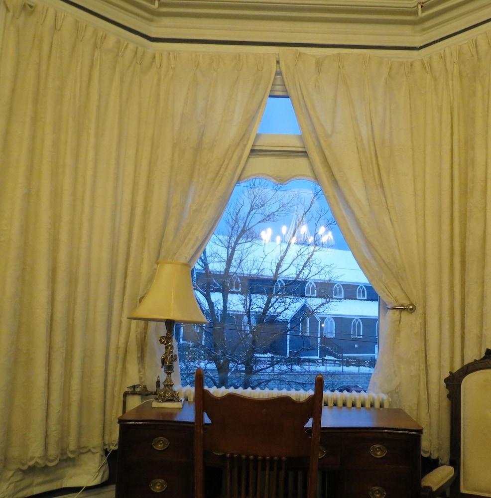 The Roses Heritage Inn