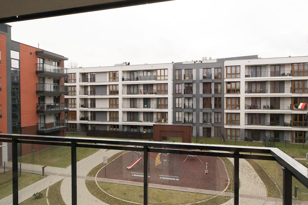 Main Trainstation one bedroom AC p4you