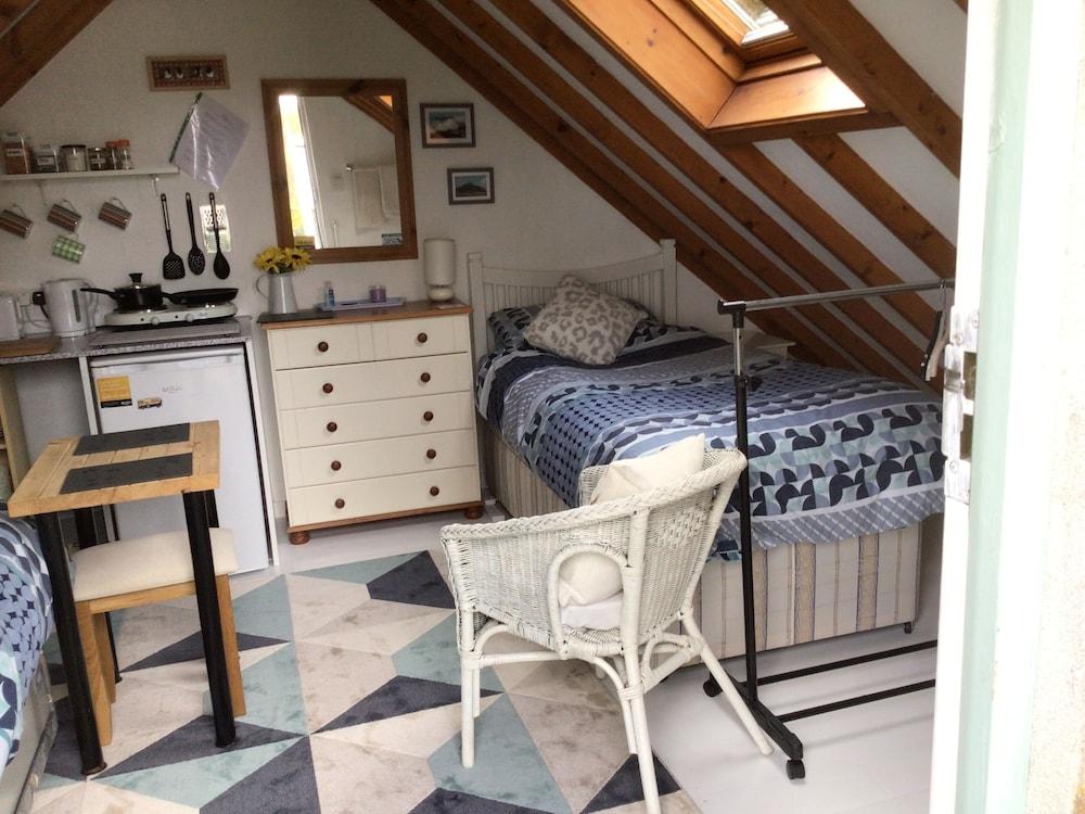 Cozy Camborne Studio Retreat With two Single Beds