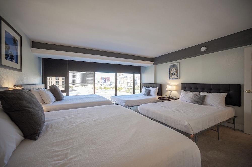 Stay together on the strip - 6 comfy beds w/view!