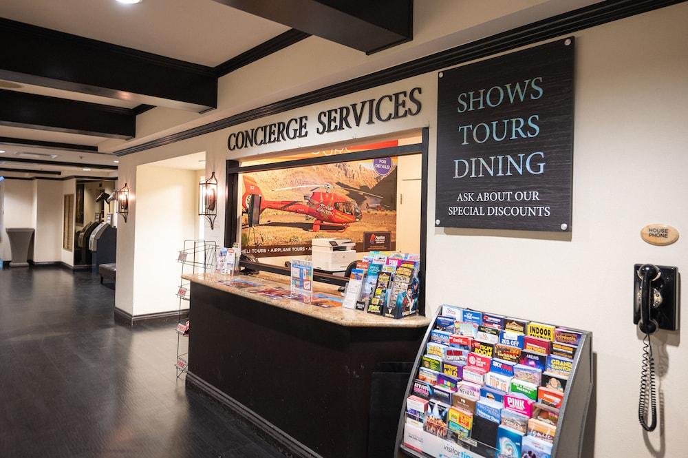 Stay together on the strip - 6 comfy beds w/view!