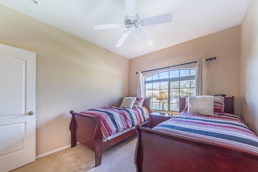 Pool's Open! Gorgeous Lake Front Condo Located Inside Toscana Lakeside Community! 2 Bedroom Condo by RedAwning