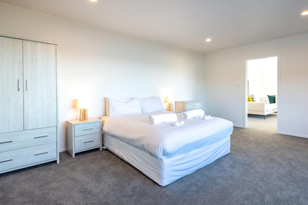 Driftwood Beach House with Spa Pool