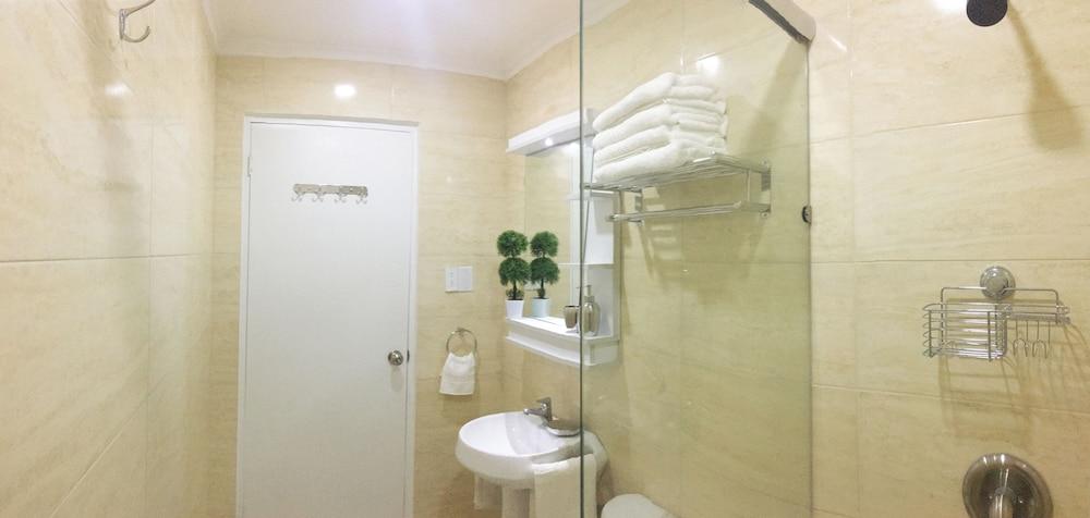 Palm Beach Stunning Villa 13-beds 10-baths -26ppl