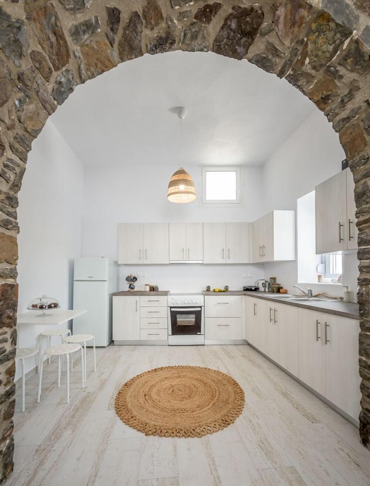 Salty Caves Apartments Milos