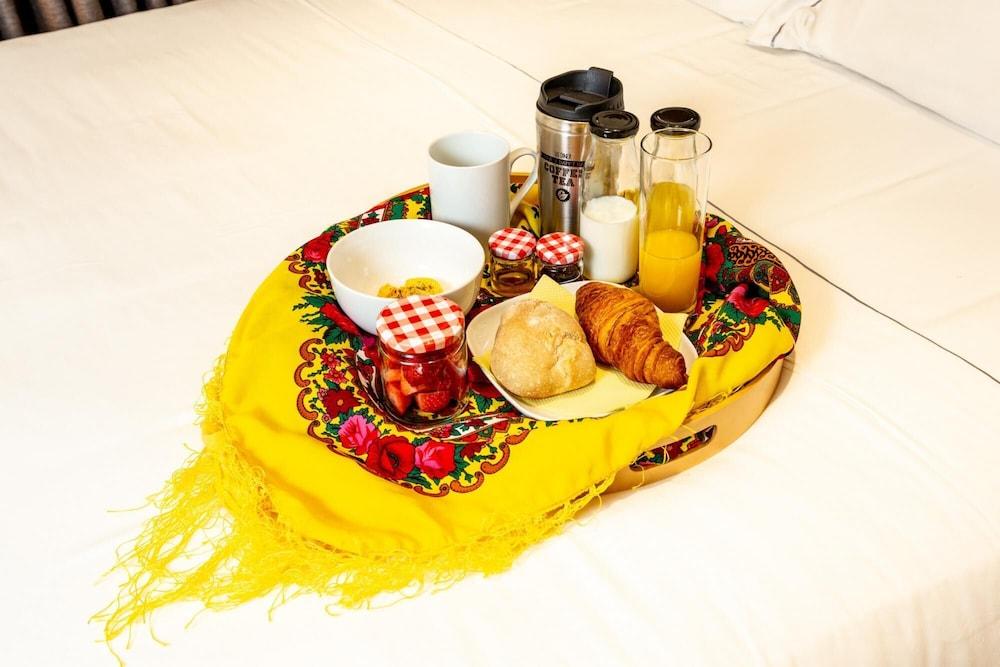 Cashmere Nightlife Studio 102