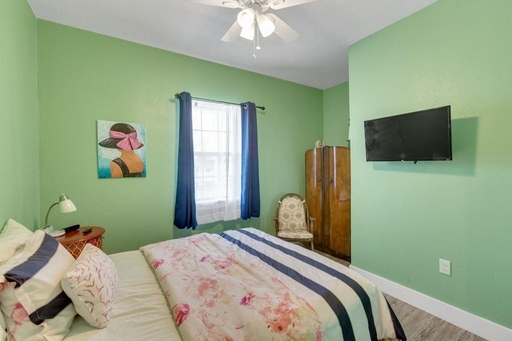 Sea-esta Completely Renovated 2 Story Home Only 1.5 Blocks To The Beach! 4 Bedroom Home by RedAwning