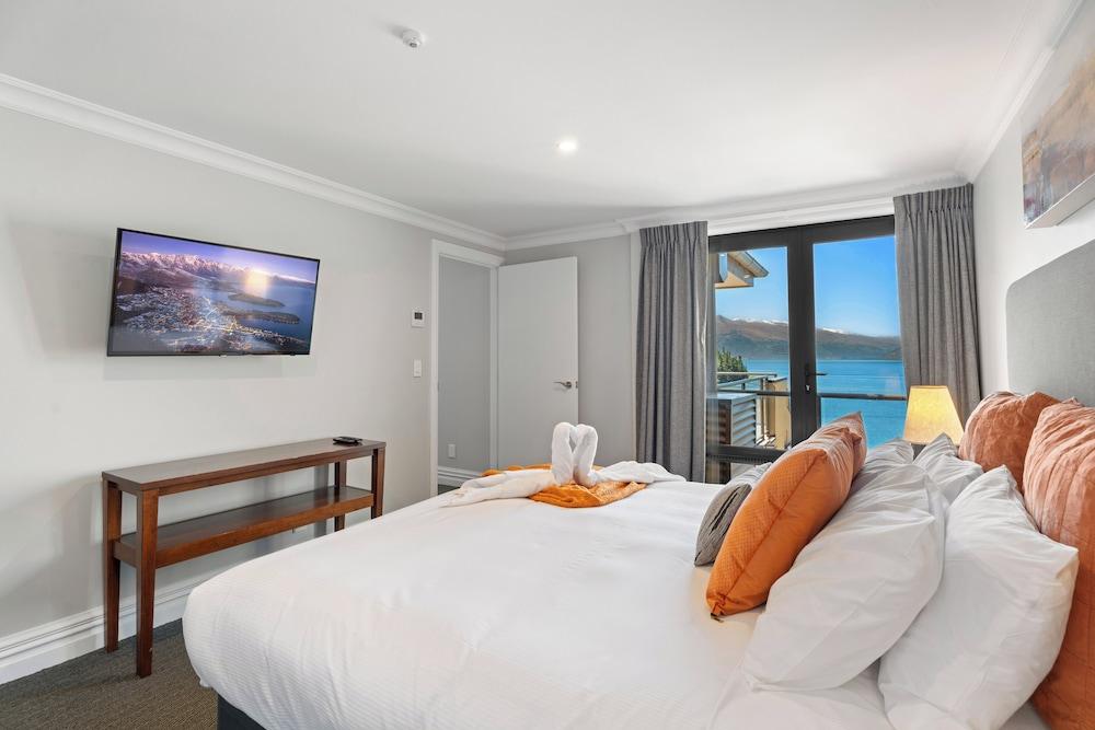 6-BEDROOM PENTHOUSE APARTMENT - THE BEACON