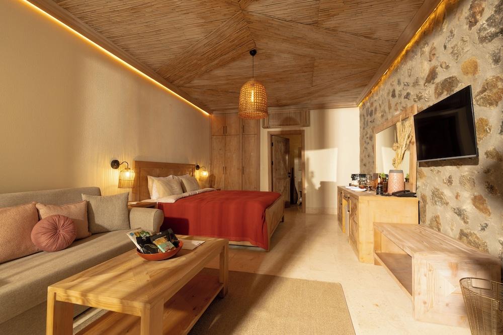 Izz Getaway – Adults Only