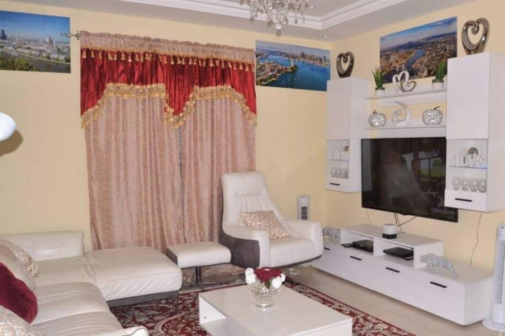 4bed Villa Sleeps 8 - Wifi, Parking, Garden