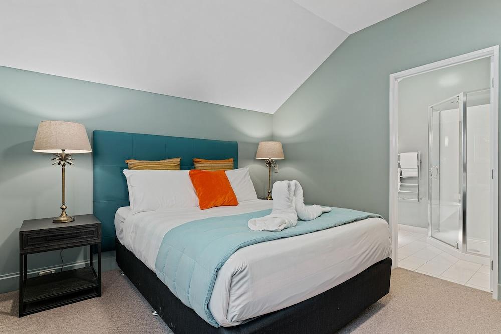 LAKE FRONT 3-BEDROOM APARTMENT WITH LAKE ACCESS