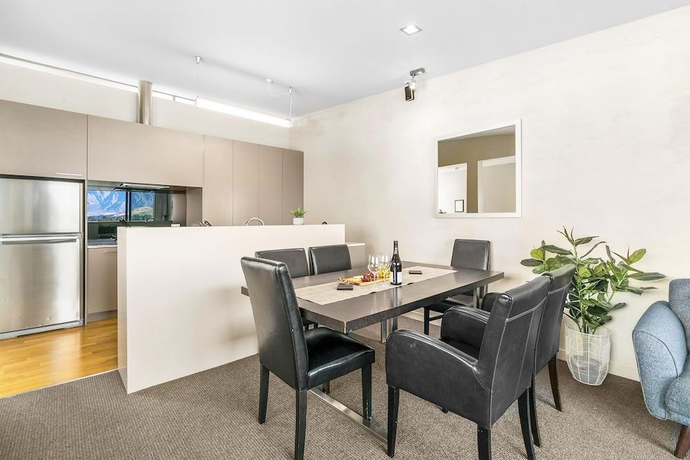 LOMOND RETREAT - NEAR CBD EXECUTIVE APARTMENT